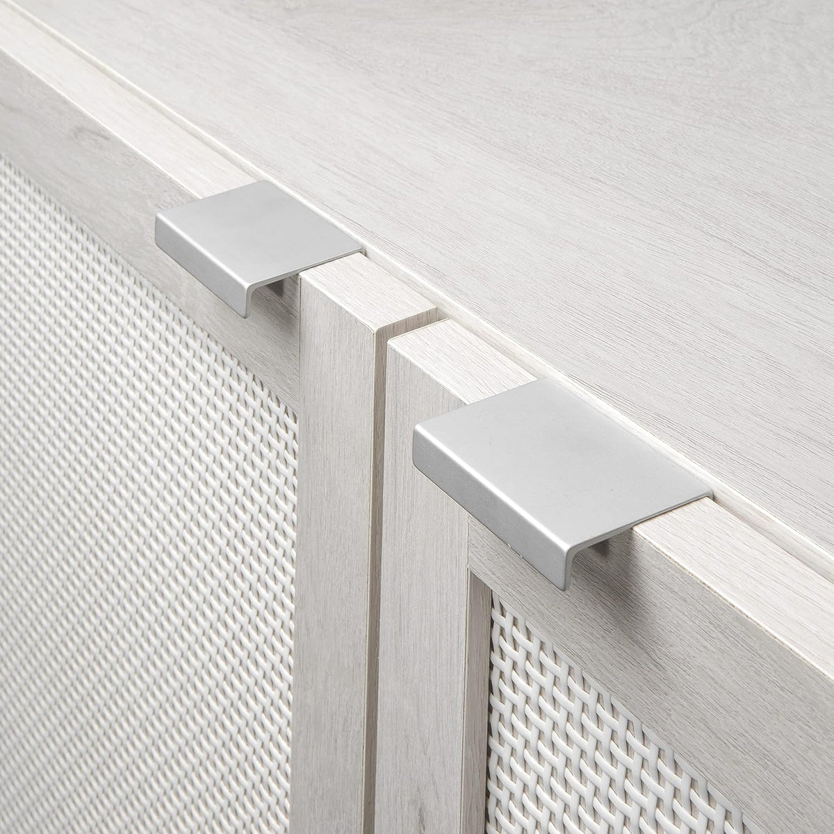 Sango Orre 2-Door Cabinet, Modern Sand Storage Cabinet with Synthetic Rattan Door Panels, Adjustable Shelf, Cylindrical Wood Legs, Discreet Finger Pulls, Elegant Furniture for Living or Dining Room